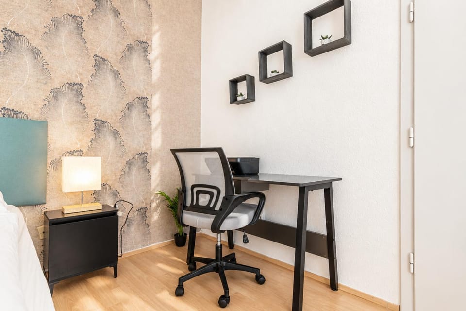 Property building, Bed, Bedroom