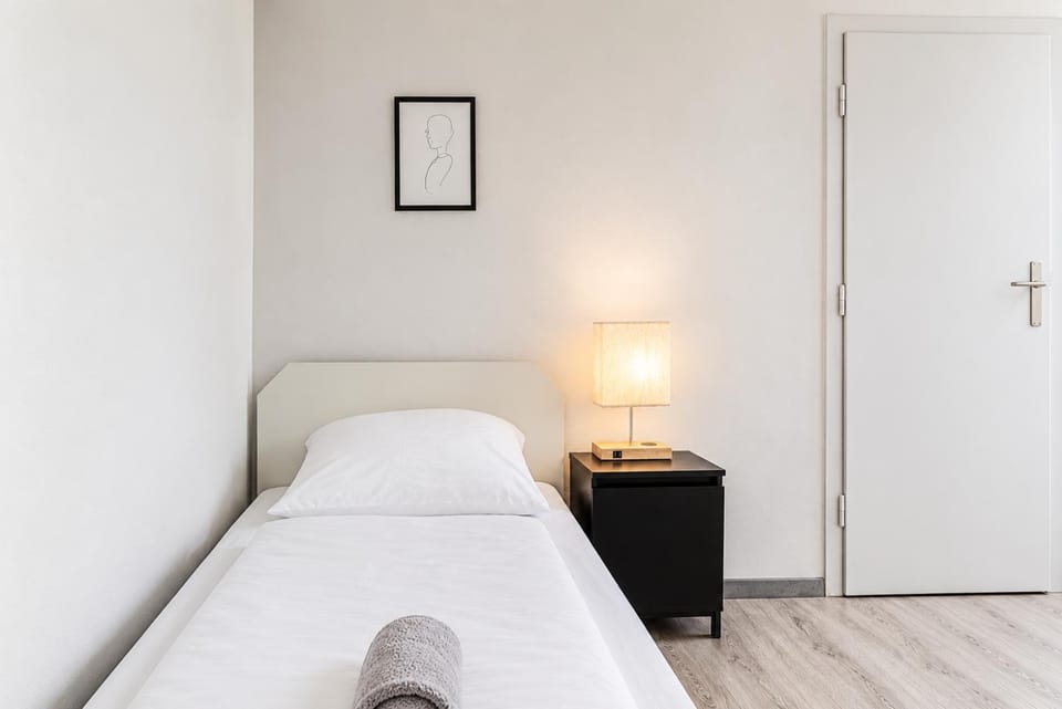 Bed, Bedroom, towels