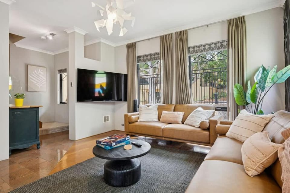 NY-Style Loft - City Views Parking Walk CBD House in Perth