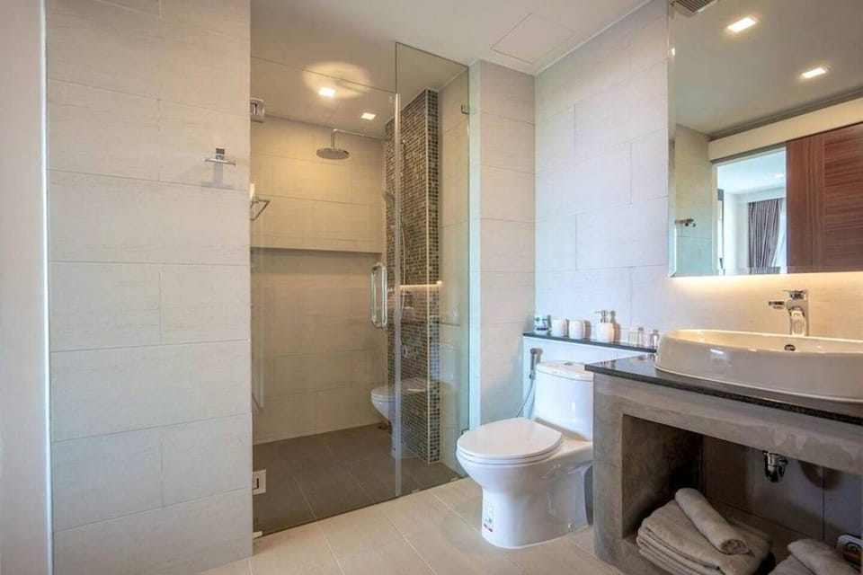 Shower, Toilet, Bathroom, towels