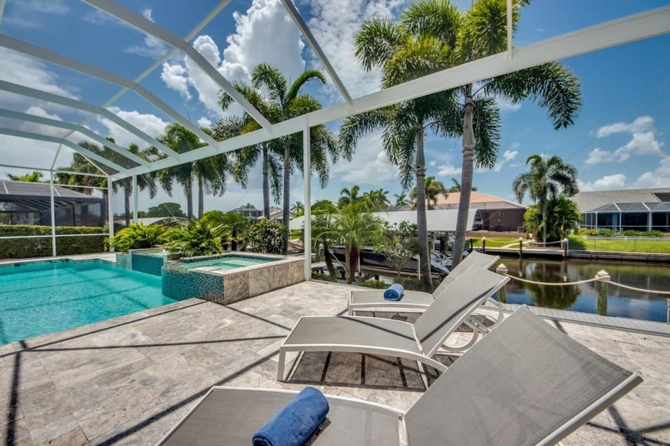 CoralVilla Perfect Life - Florida style, pool, spa, air hockey, fast gulf access House in Cape Coral