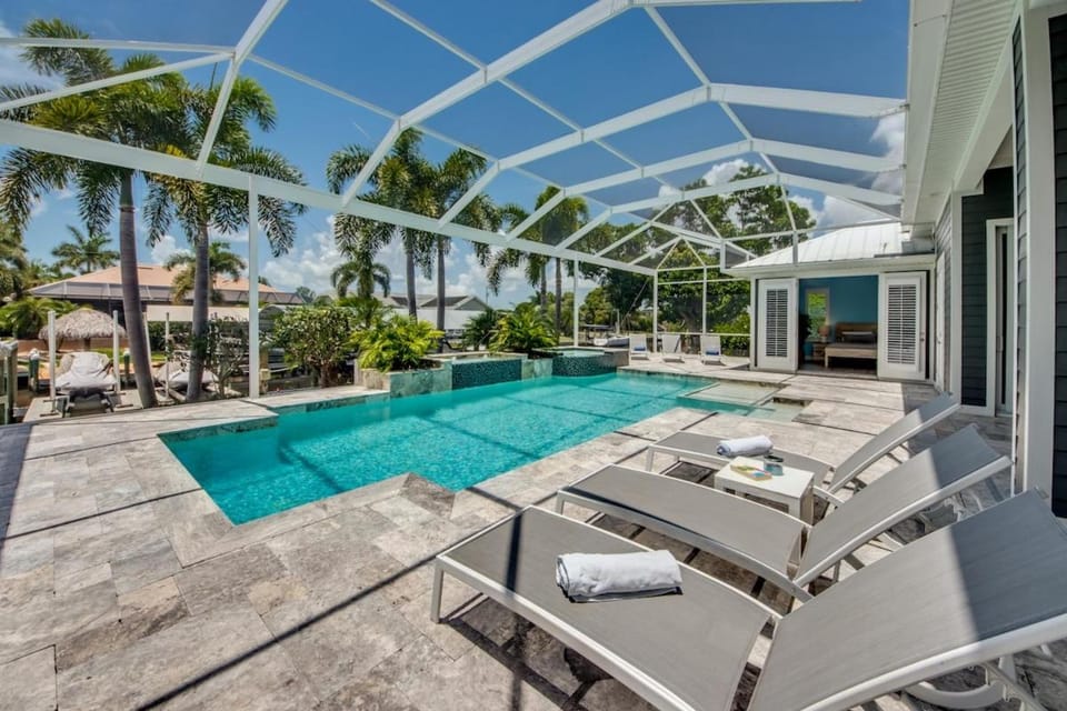 CoralVilla Perfect Life - Florida style, pool, spa, air hockey, fast gulf access House in Cape Coral