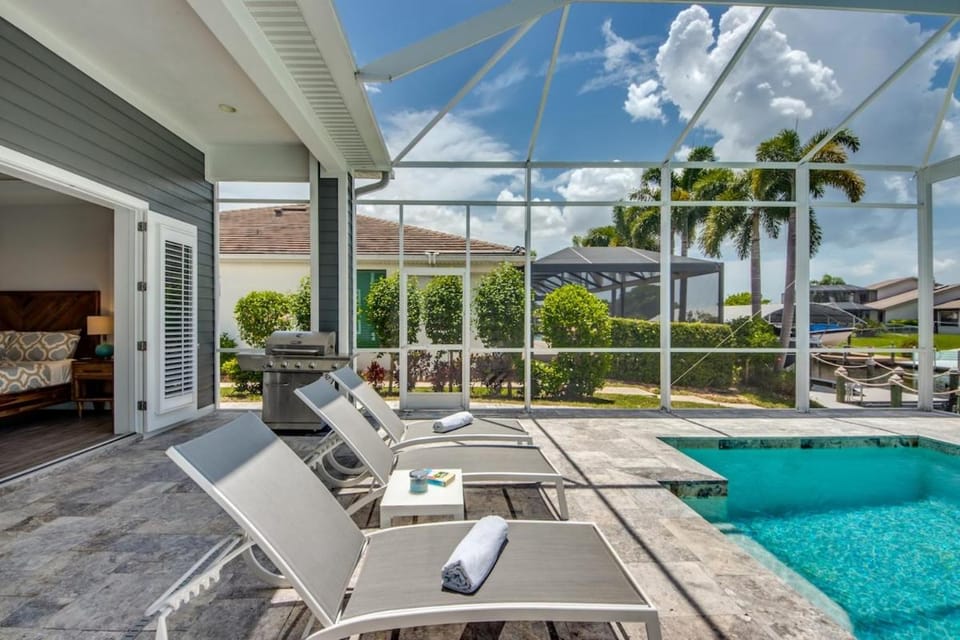 CoralVilla Perfect Life - Florida style, pool, spa, air hockey, fast gulf access House in Cape Coral