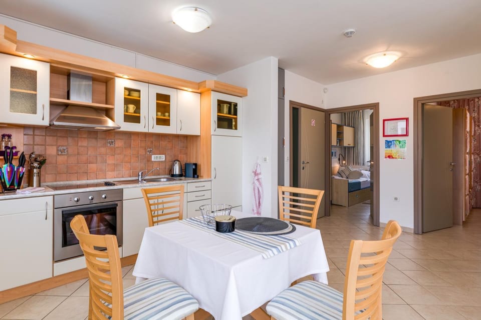Dining area, kitchen