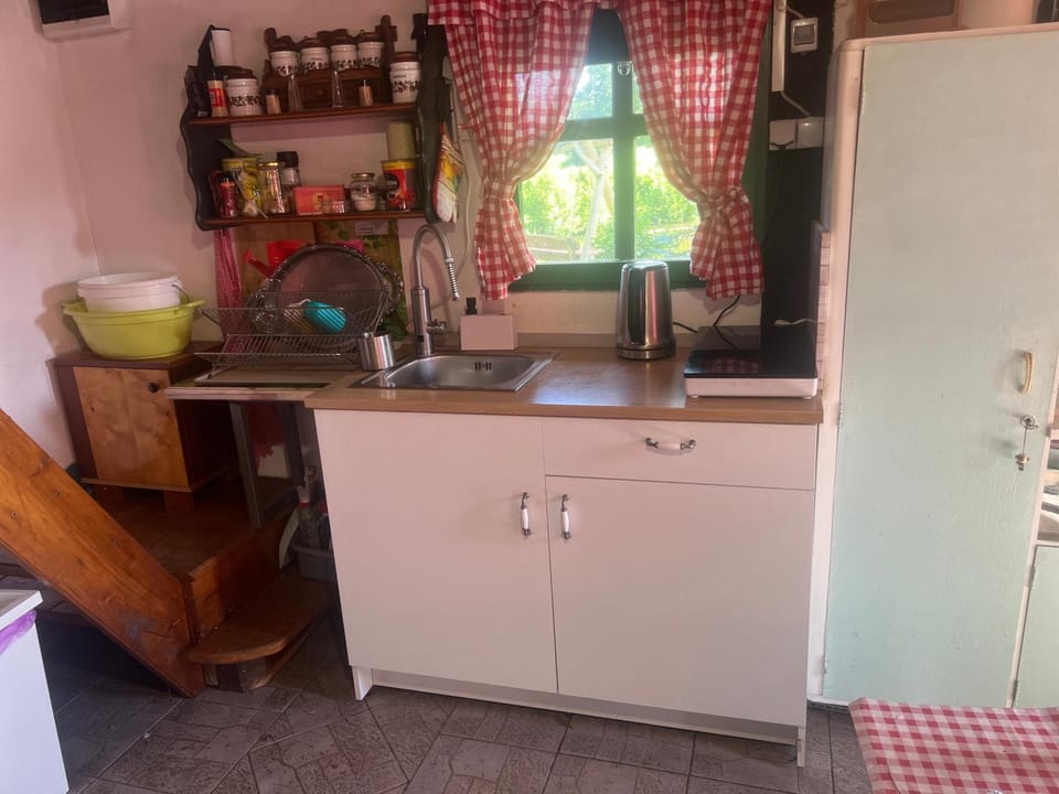 Kutina Robinzonski smještaj Batković jezera Campground/ 
RV Resort in Croatia