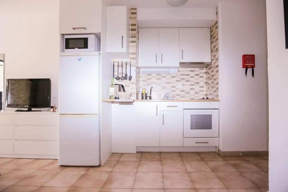 Kitchen or kitchenette, oven