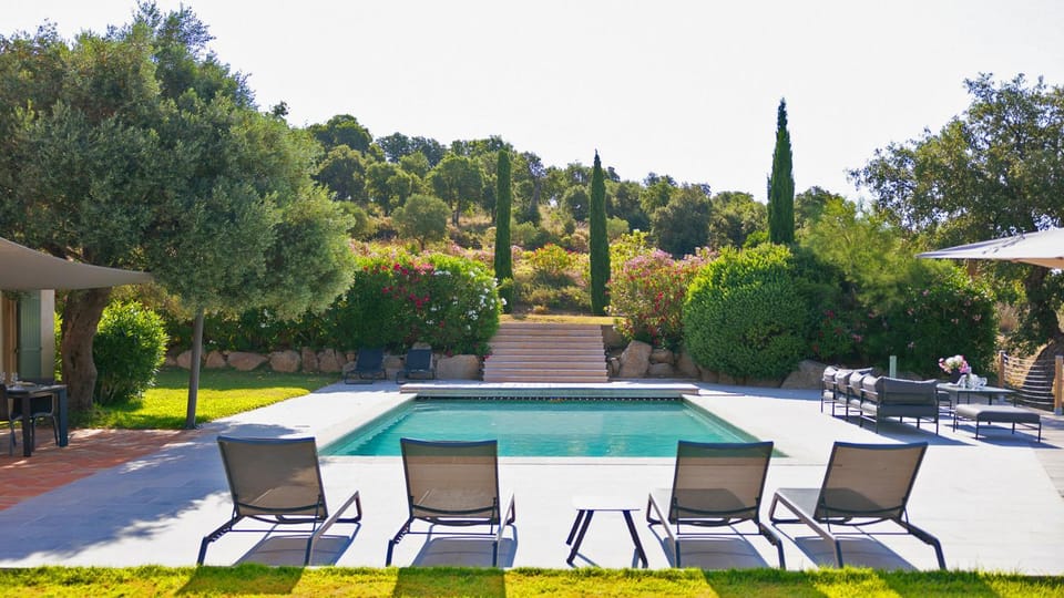 Swimming pool, sunbed