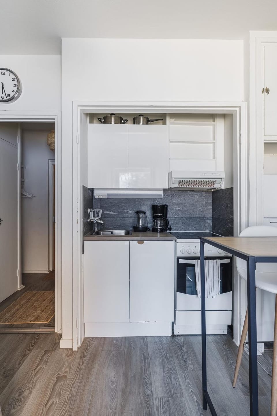 Coffee/tea facilities, Kitchen or kitchenette, Dining area, oven, stove