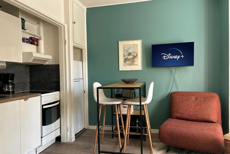 TV and multimedia, Coffee/tea facilities, Kitchen or kitchenette, Living room, Seating area, Dining area, microwave, oven, toaster