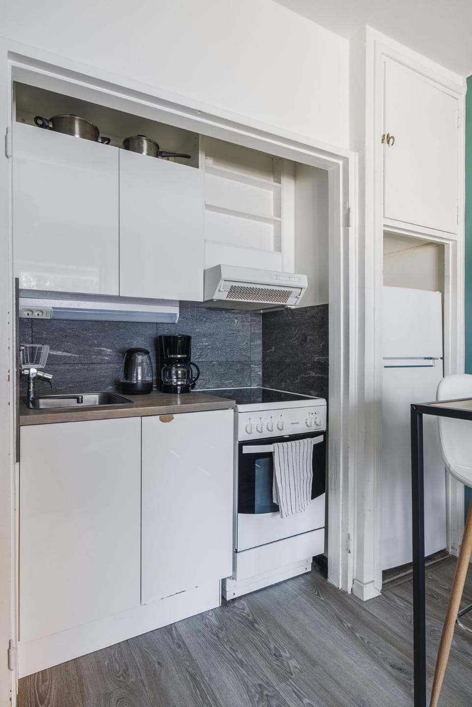 Coffee/tea facilities, Kitchen or kitchenette, oven, stove, toaster