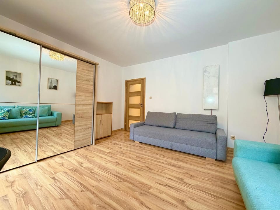 Photo of the whole room, Bedroom, wardrobe