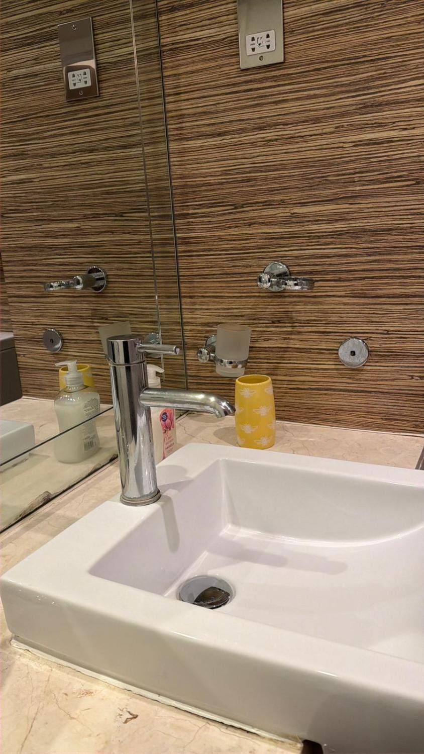 Limeharbour Ultra-Spacious City Living 2 Mins DLR Apartment in London