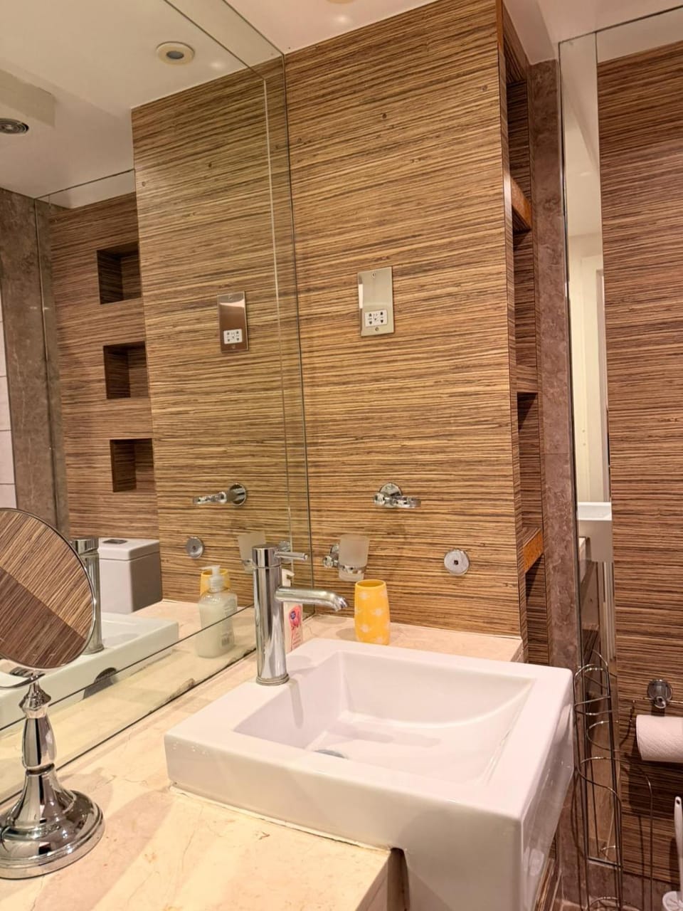 Limeharbour Ultra-Spacious City Living 2 Mins DLR Apartment in London