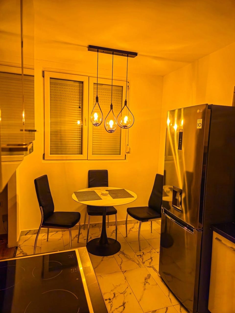 Kitchen or kitchenette, Seating area, Dining area, oven