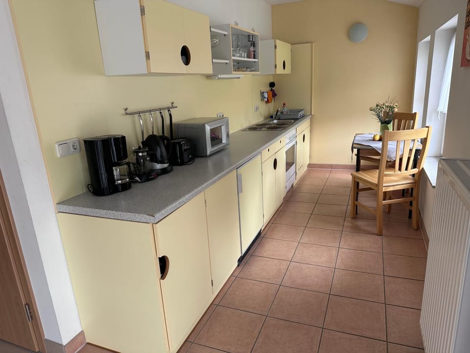 Coffee/tea facilities, Kitchen or kitchenette, Dining area, oven, toaster
