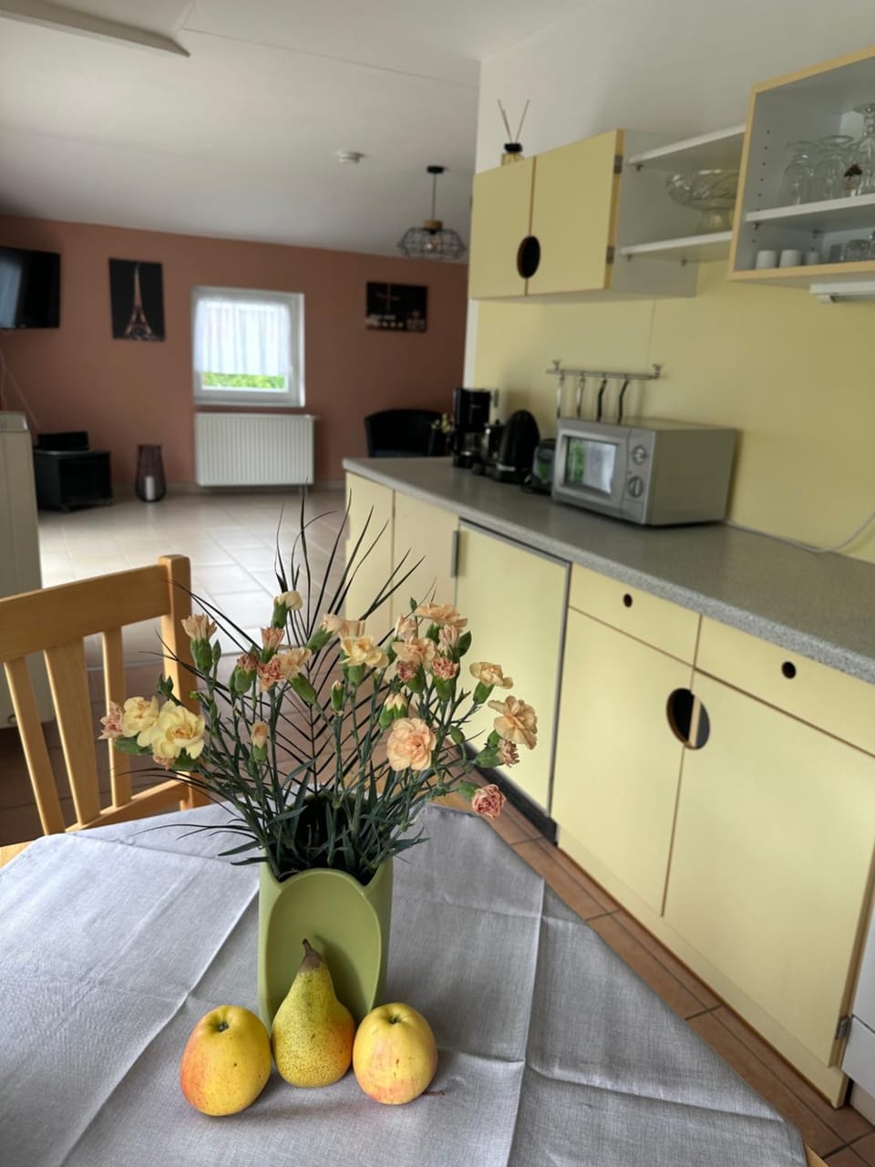 Kitchen or kitchenette, Dining area