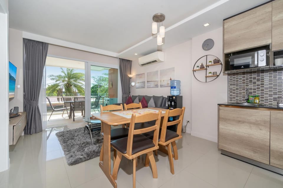 Kitchen or kitchenette, Living room, Seating area, Dining area