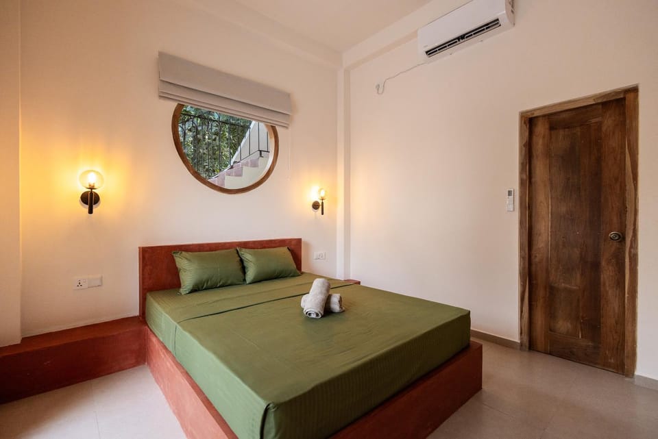 Property building, Bed, Bedroom