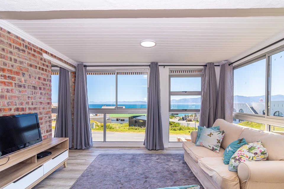 TV and multimedia, Living room, Seating area, Evening entertainment, Sea view