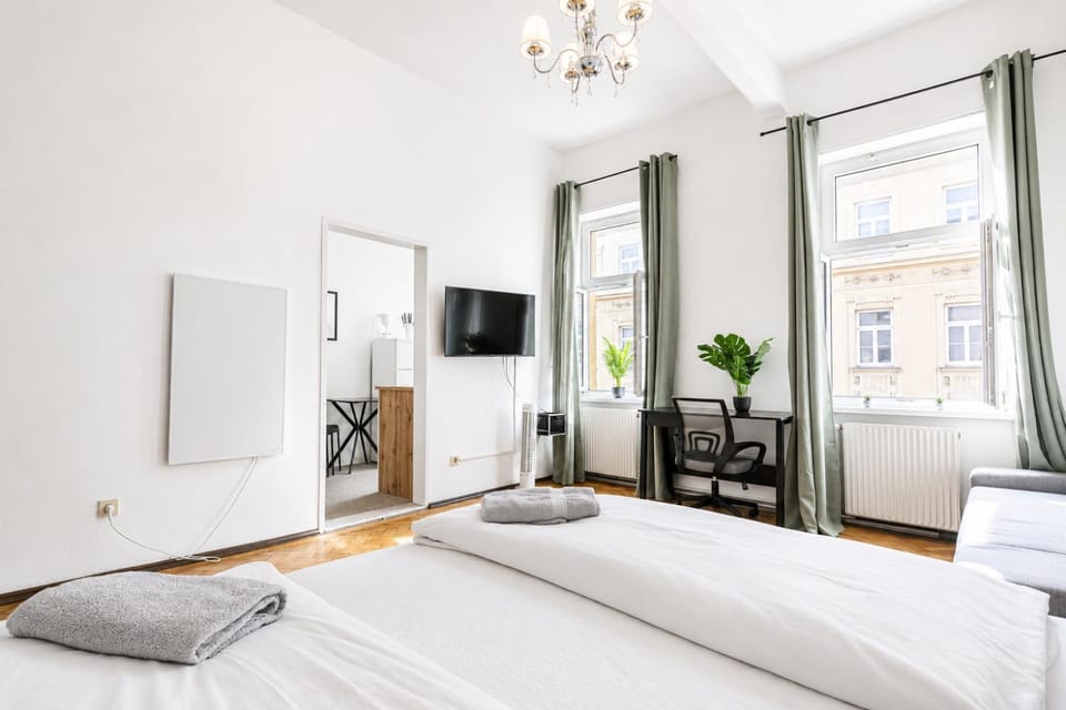 Bed, TV and multimedia, Bedroom, towels