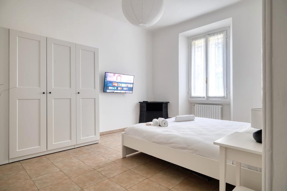 Bed, TV and multimedia, Bedroom, wardrobe