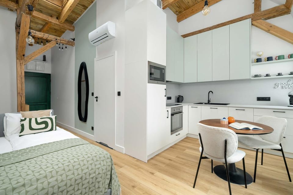 Kitchen or kitchenette, Seating area, stove, air conditioner