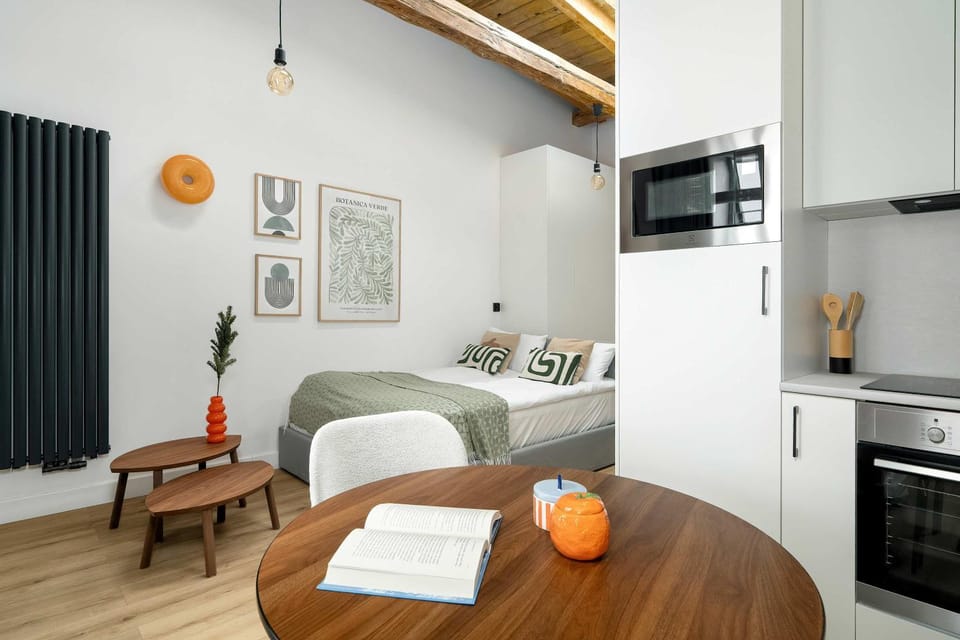 Kitchen or kitchenette, Seating area, Dining area, oven, stove