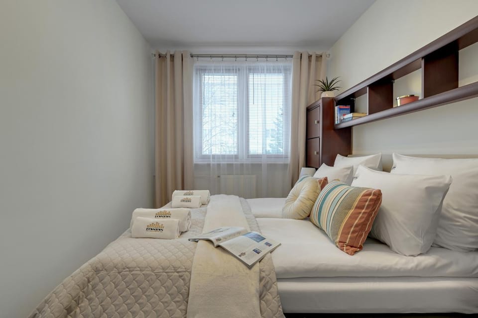 Seating area, Bedroom, towels