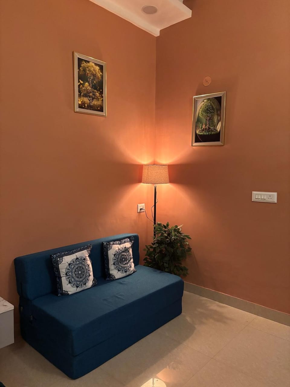Photo of the whole room, Seating area