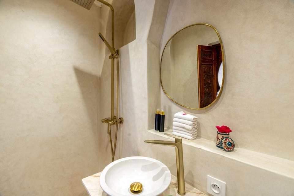 Bathroom, towels