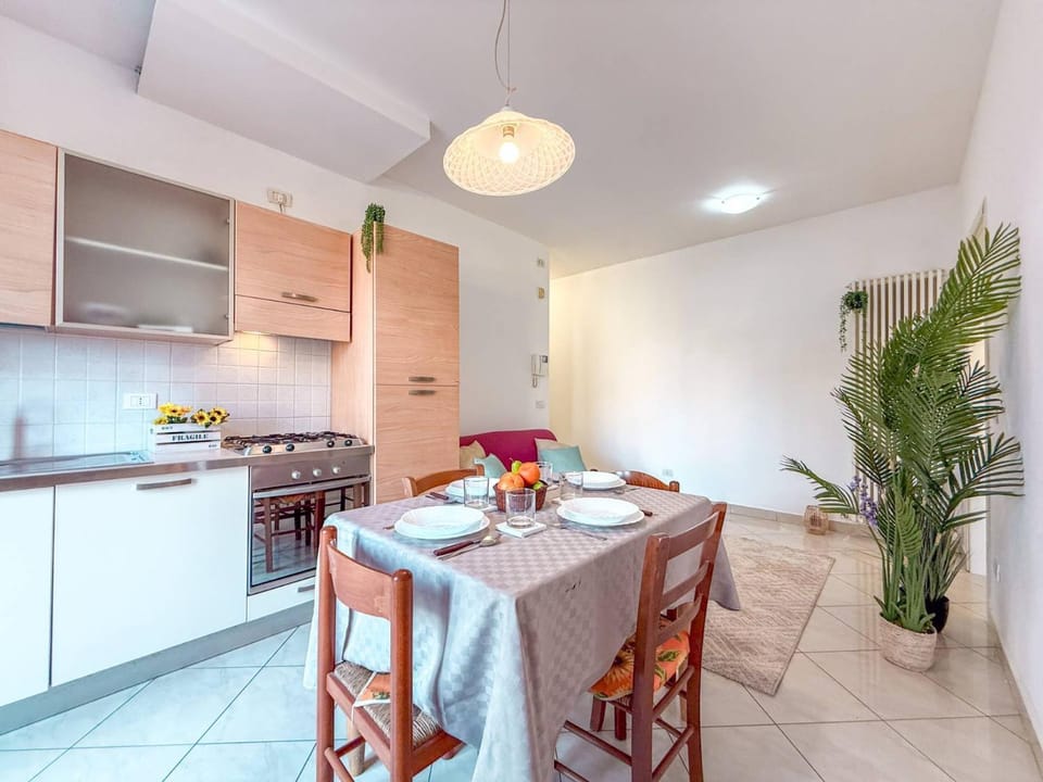 Kitchen or kitchenette, Living room, Seating area, Dining area, stove