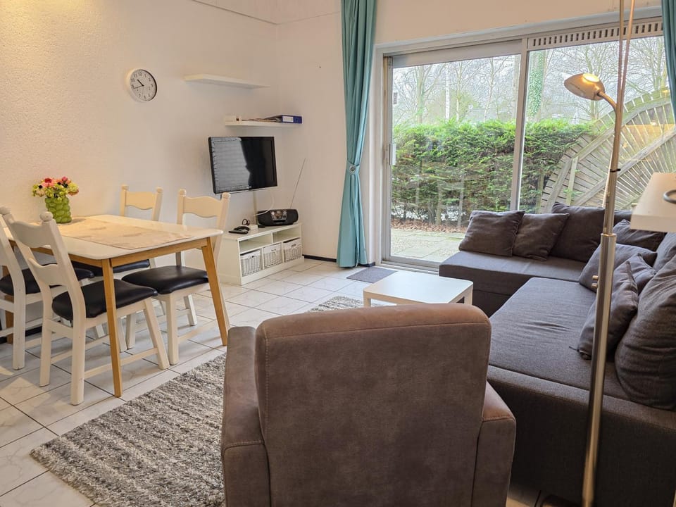 TV and multimedia, Seating area, Dining area