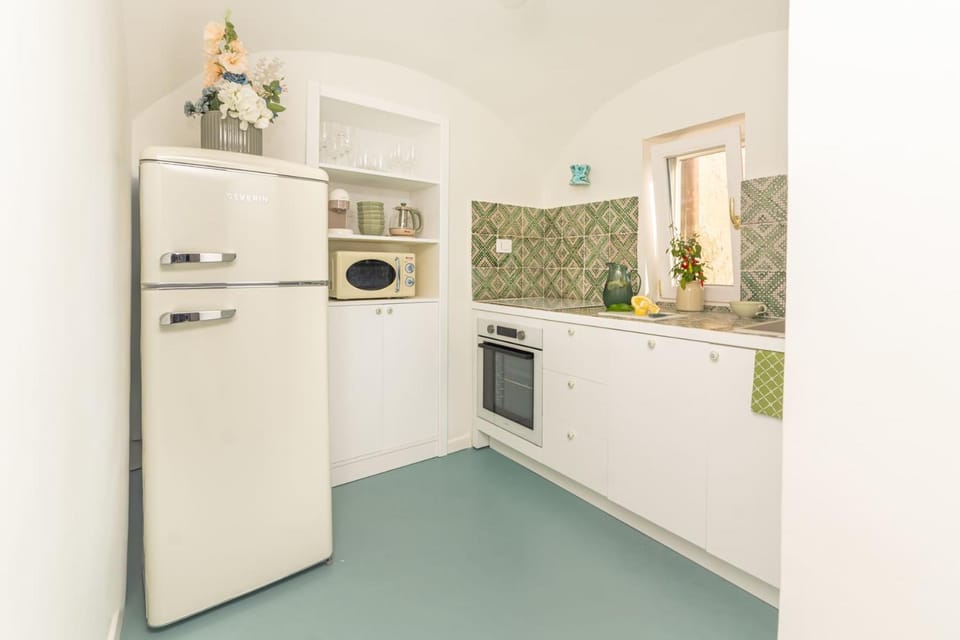 Kitchen or kitchenette, dishwasher, oven, washing machine