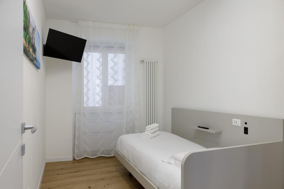 Bed, TV and multimedia, Bedroom