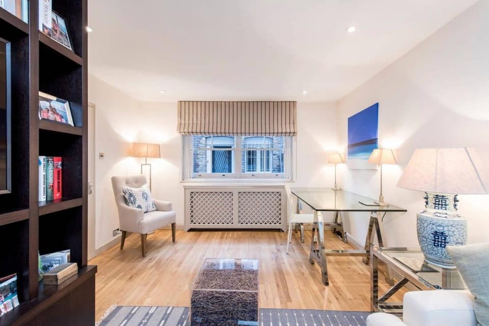 3 Bedroom Mews House - Marble Arch House in City of Westminster