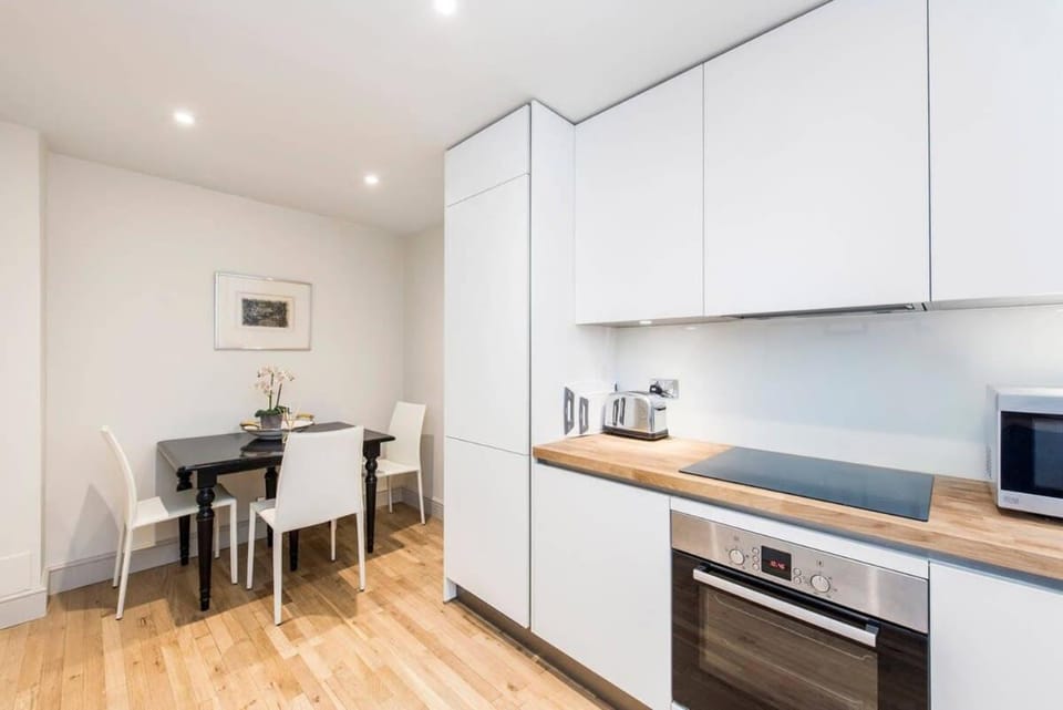 3 Bedroom Mews House - Marble Arch House in City of Westminster