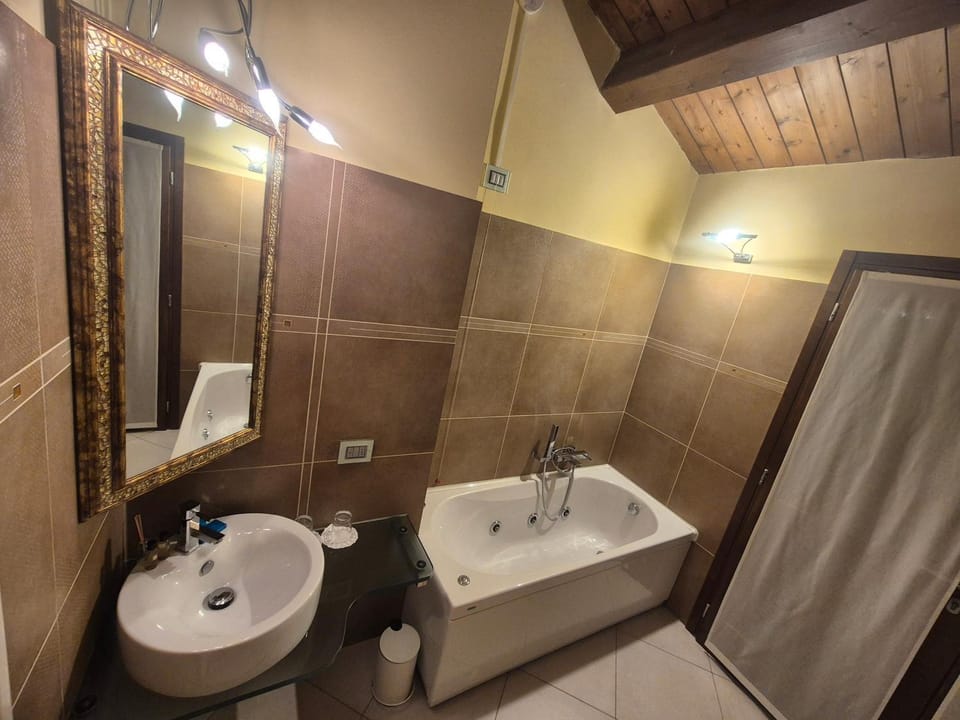 Hot Tub, Bathroom