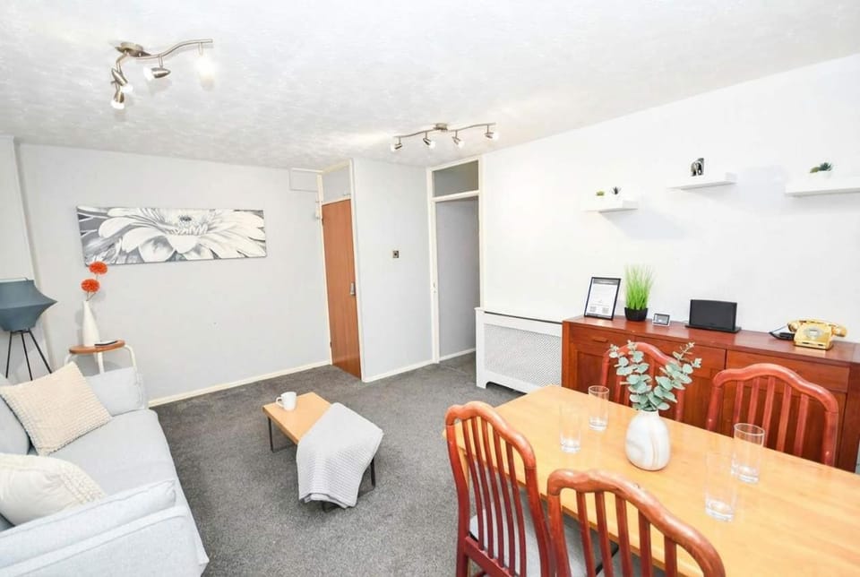 Convenient 2 Bedroom Apartment in Preston w WiFi Apartment in Preston