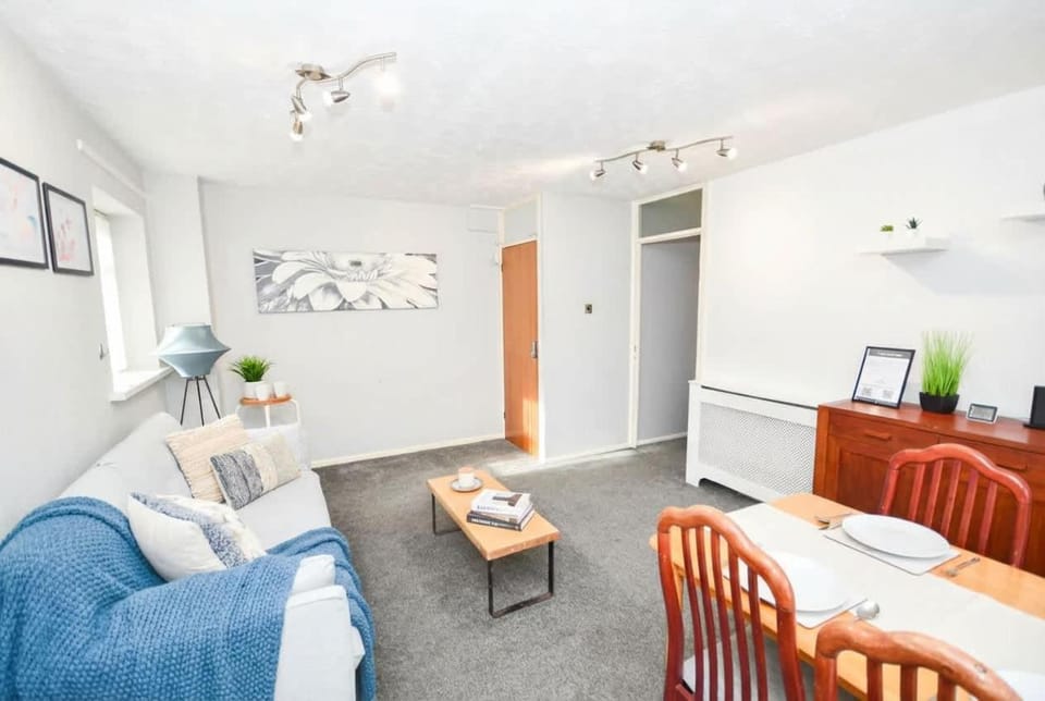 Convenient 2 Bedroom Apartment in Preston w WiFi Apartment in Preston