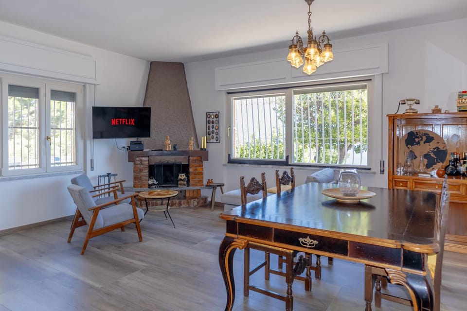 Communal lounge/ TV room, TV and multimedia, Living room, Seating area, Dining area