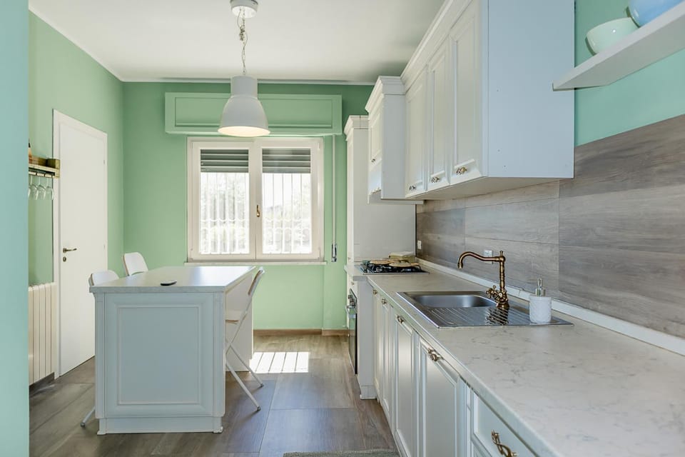 Kitchen or kitchenette, dishwasher, stove