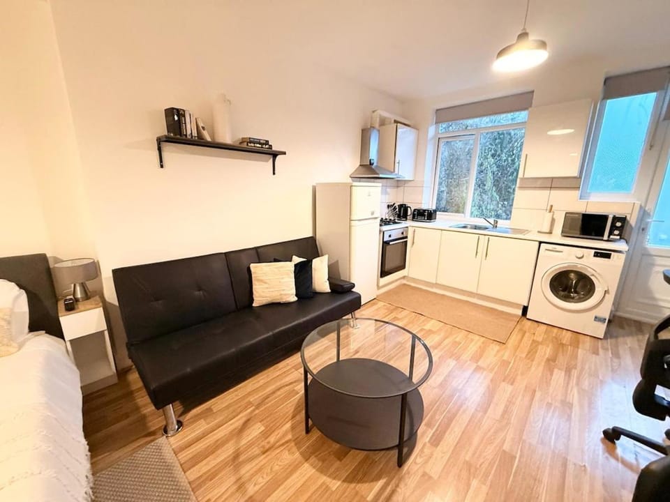 Winchmore Hill- Ground Floor Studio Apartment in London