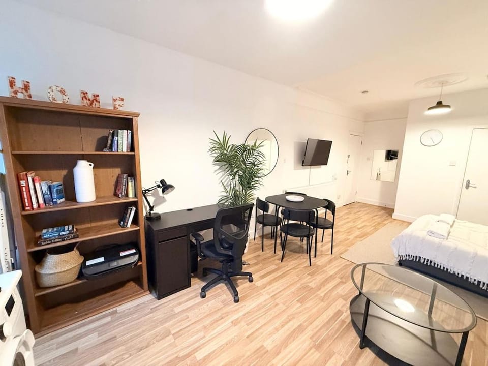 Winchmore Hill- Ground Floor Studio Apartment in London