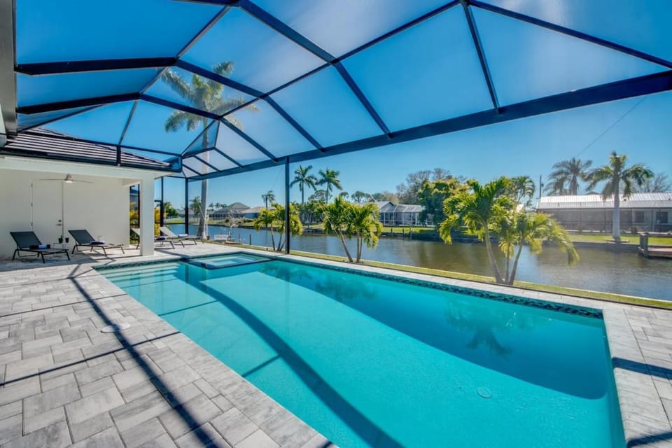 CoralVilla Palms - modern & cozy, south facing, spa, billard, canoe House in Cape Coral