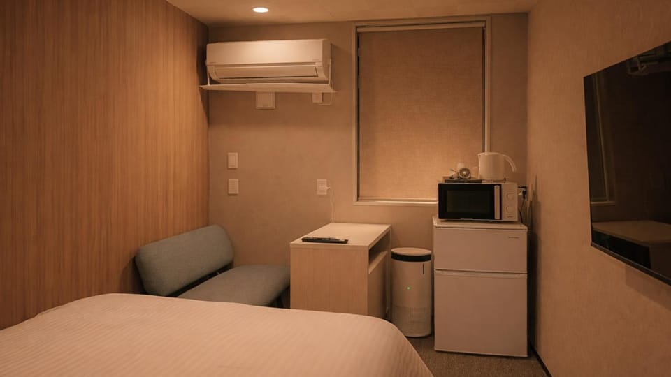 Bed, TV and multimedia, Photo of the whole room, hair dryier, microwave, air conditioner