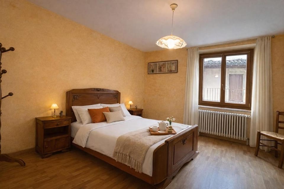 Photo of the whole room, Bedroom