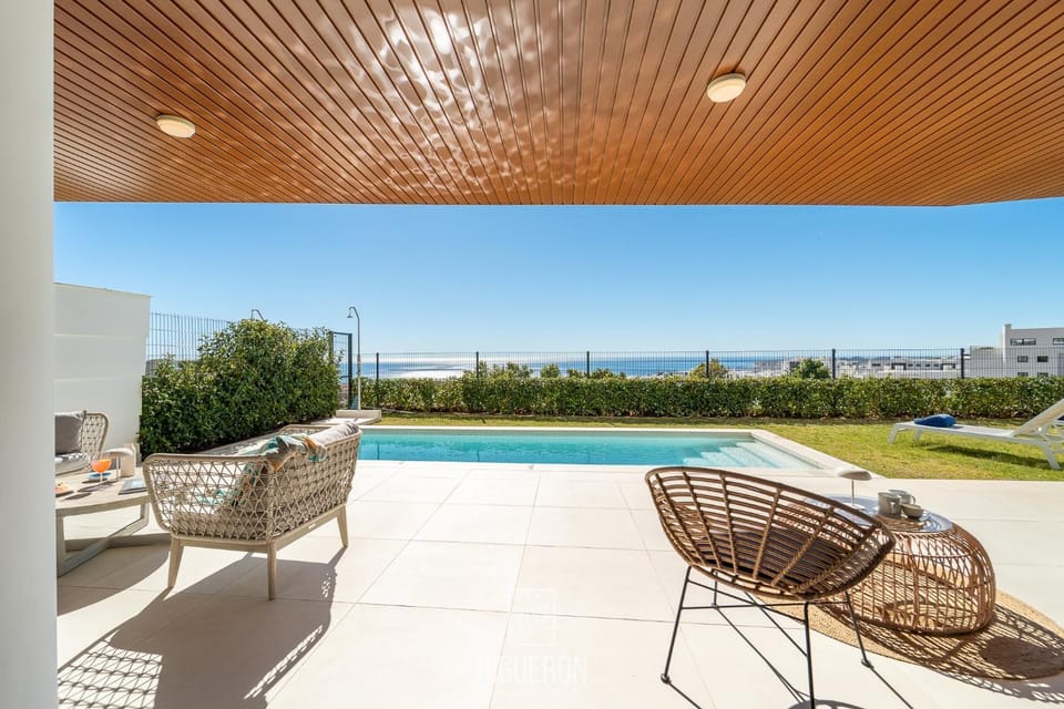 Balcony/Terrace, Pool view, Sea view, Swimming pool, sunbed