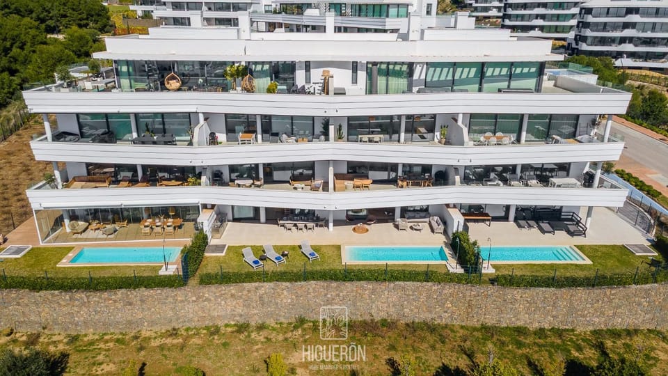 Property building, Day, Bird's eye view, Pool view, Swimming pool, sunbed