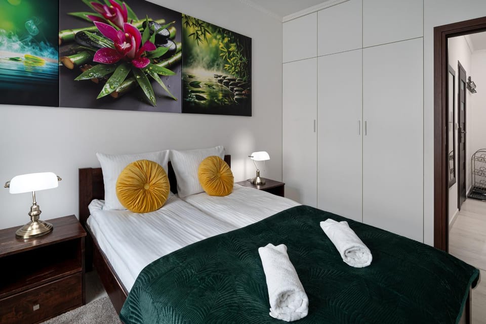 Bed, Bedroom, towels, wardrobe