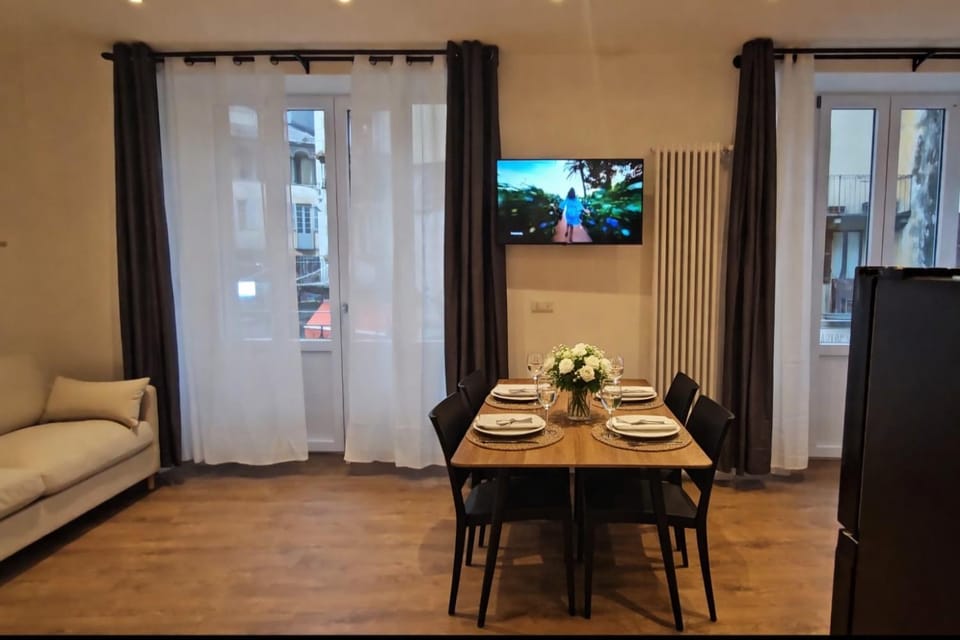 TV and multimedia, Living room, Seating area, Dining area